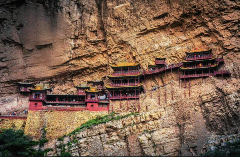 懸空寺 Xuankong Hanging Temple built into cliff face near Mount Heng